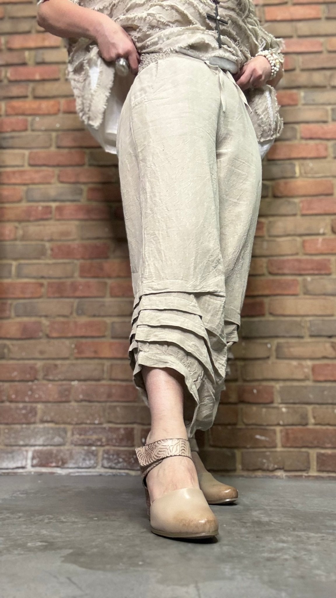 Linen Tucked Bottom Pant - Vintage Vault Boutique