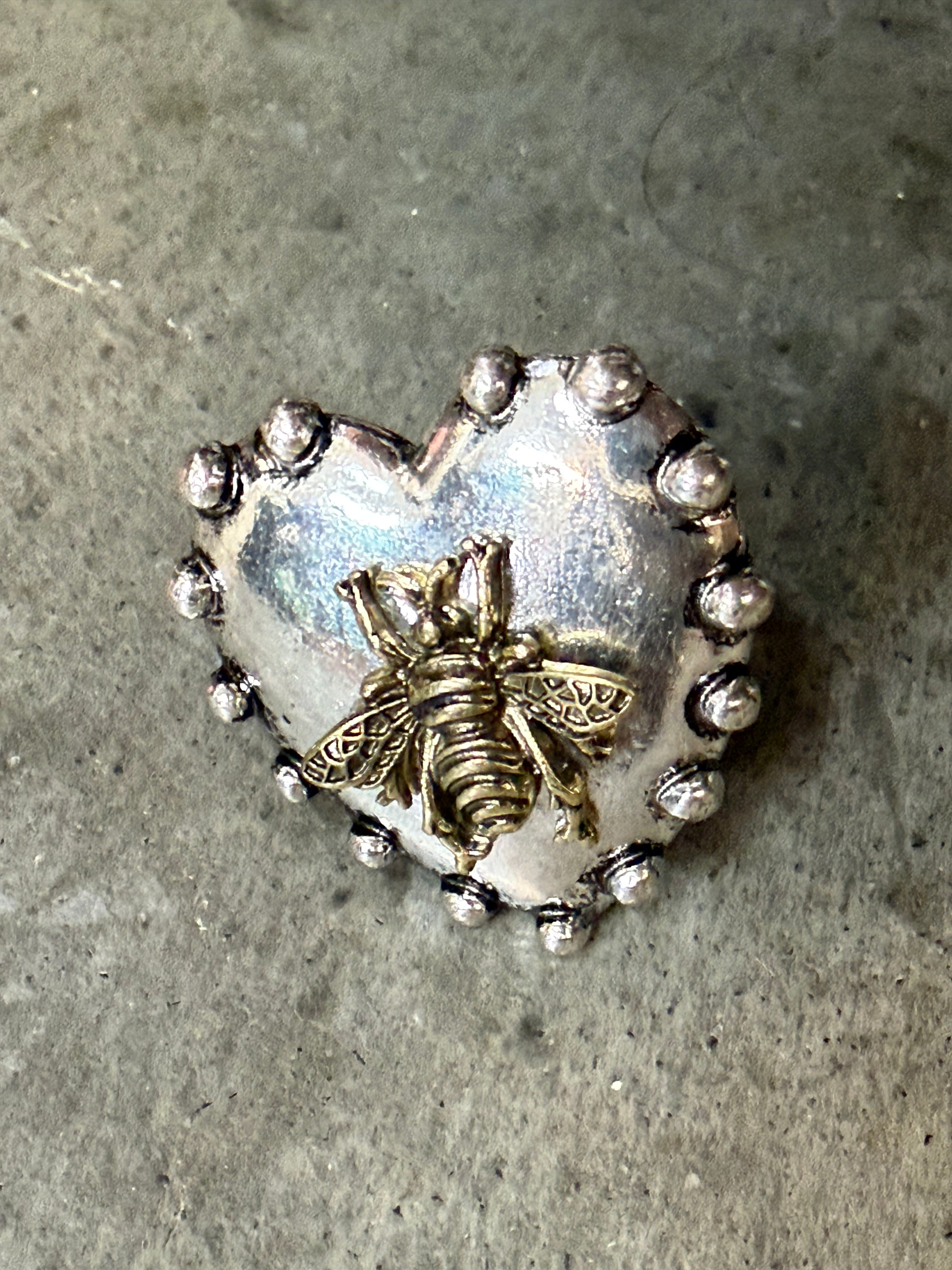 Queen Bee Stretch Heart Ring