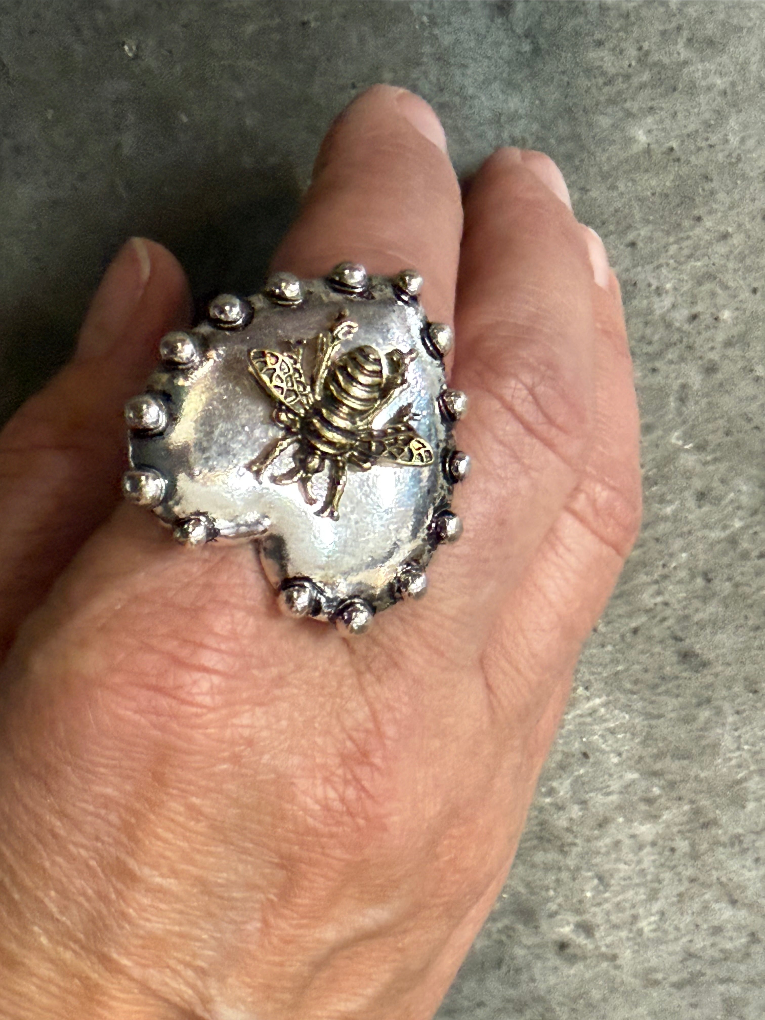 Queen Bee Stretch Heart Ring