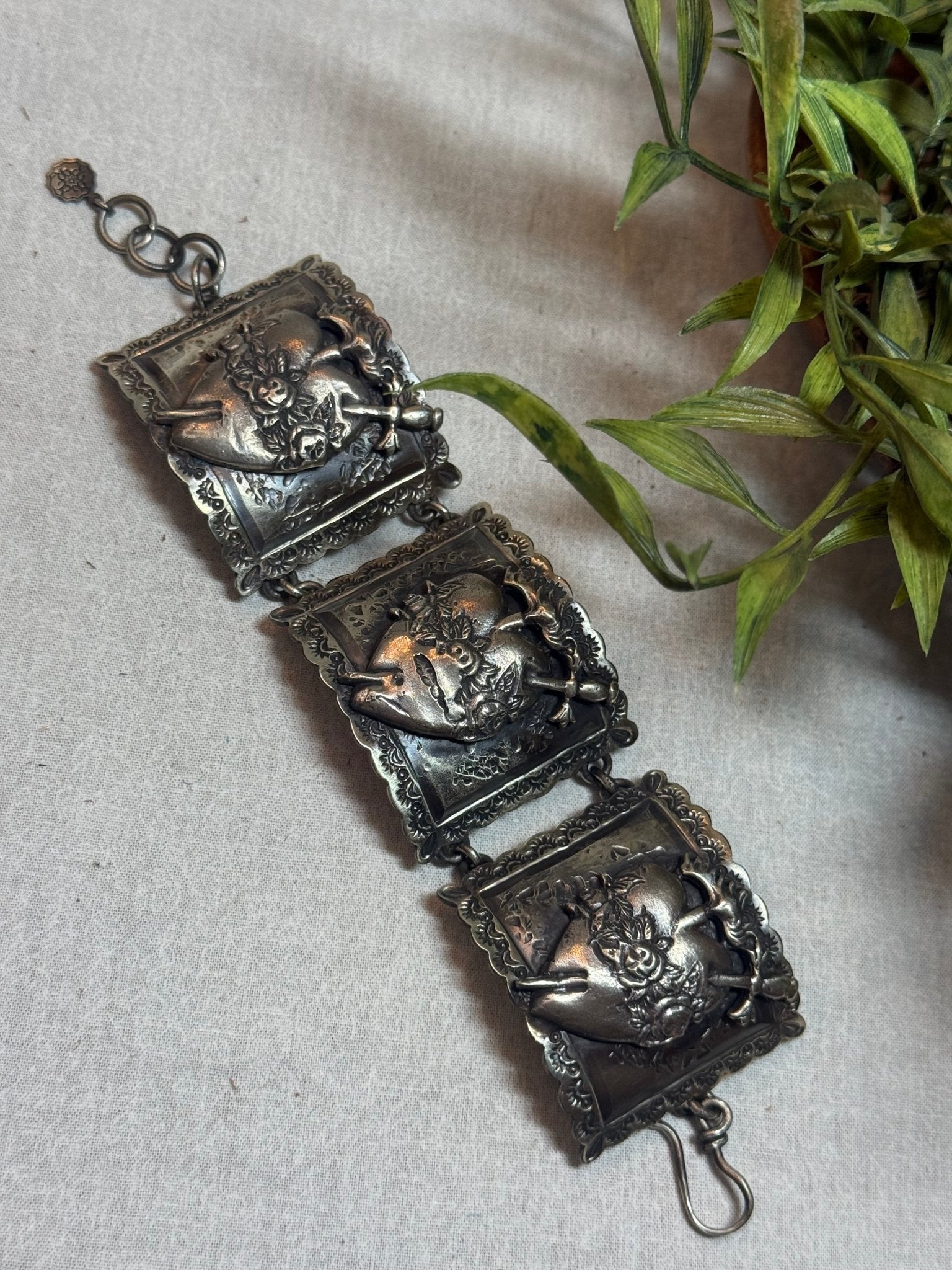 Silver Heart Link Bracelet - Vintage Vault Boutique