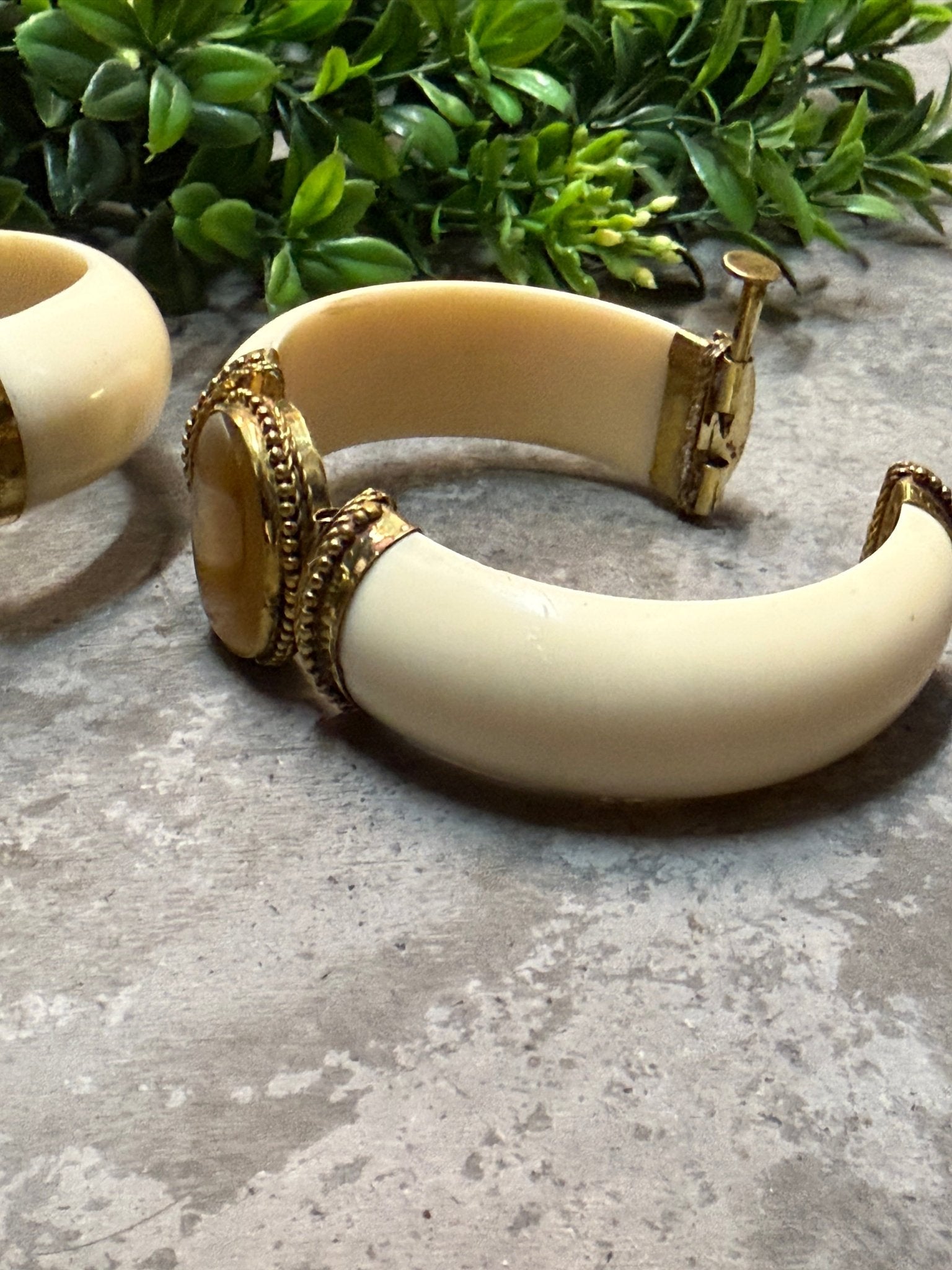 Hinged Oval Stone Bangle Bracelet - Vintage Vault Boutique
