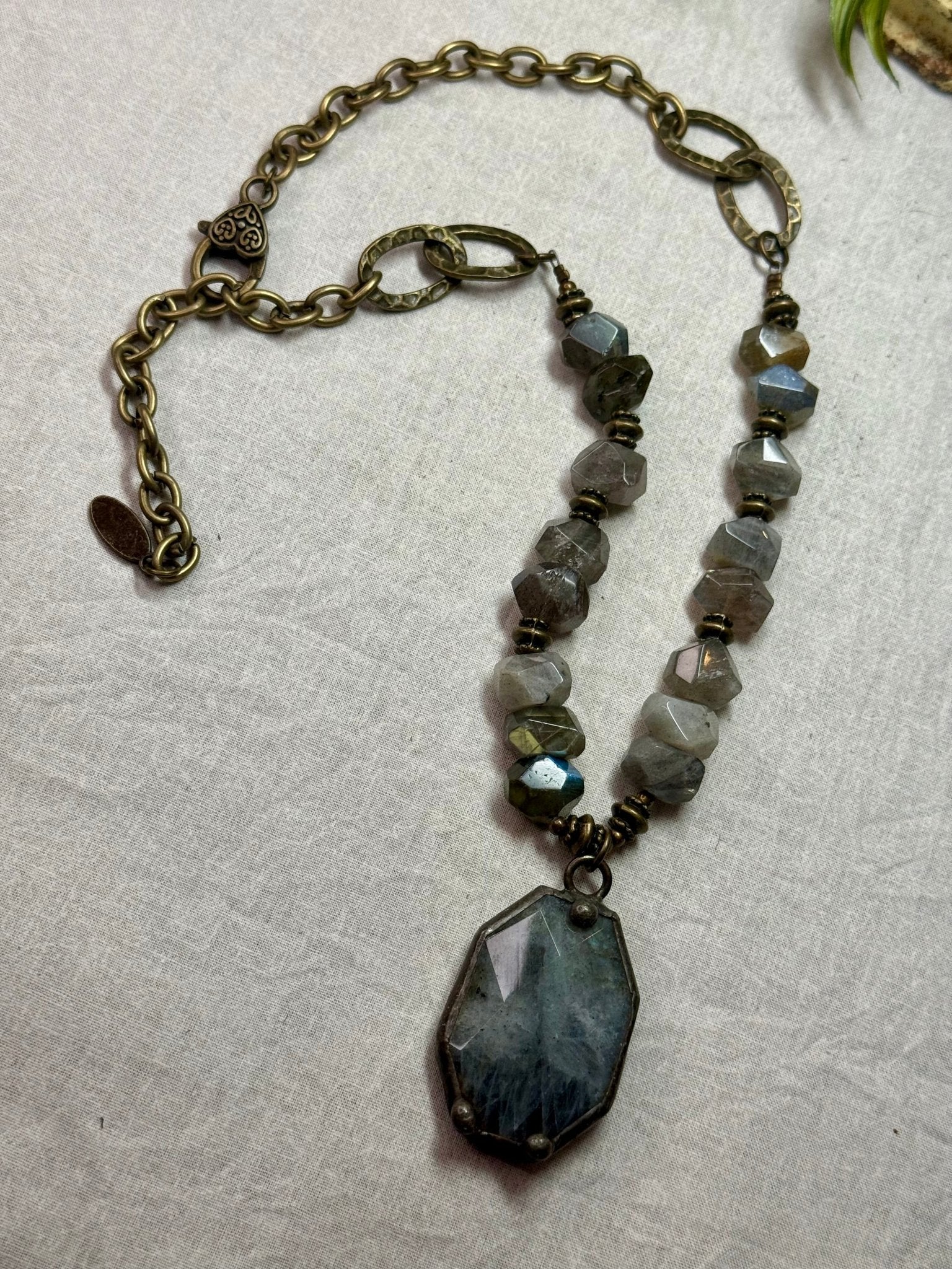 Labradorite Focal Necklace - Vintage Vault Boutique