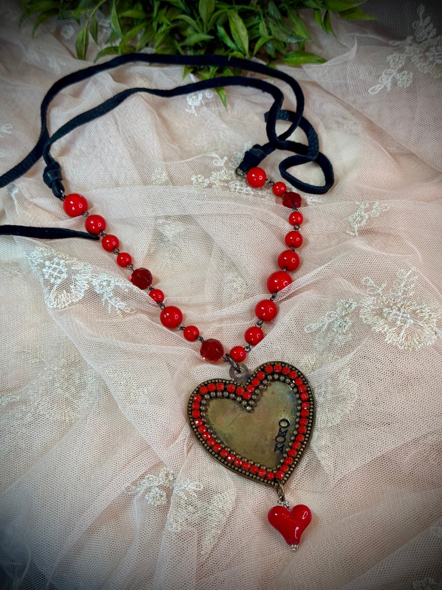 xOxO Heart on Red Bead Necklace - Vintage Vault Boutique