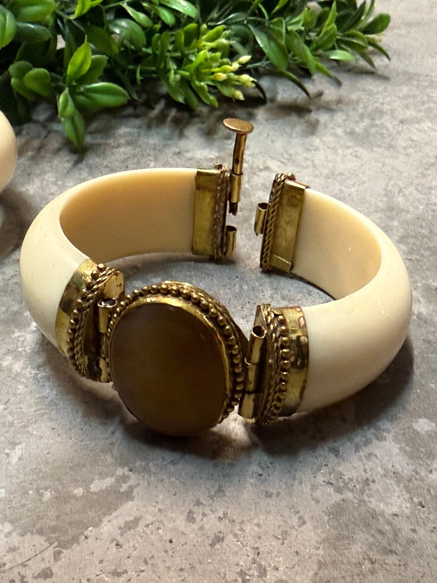 Hinged Oval Stone Bangle Bracelet - Vintage Vault Boutique