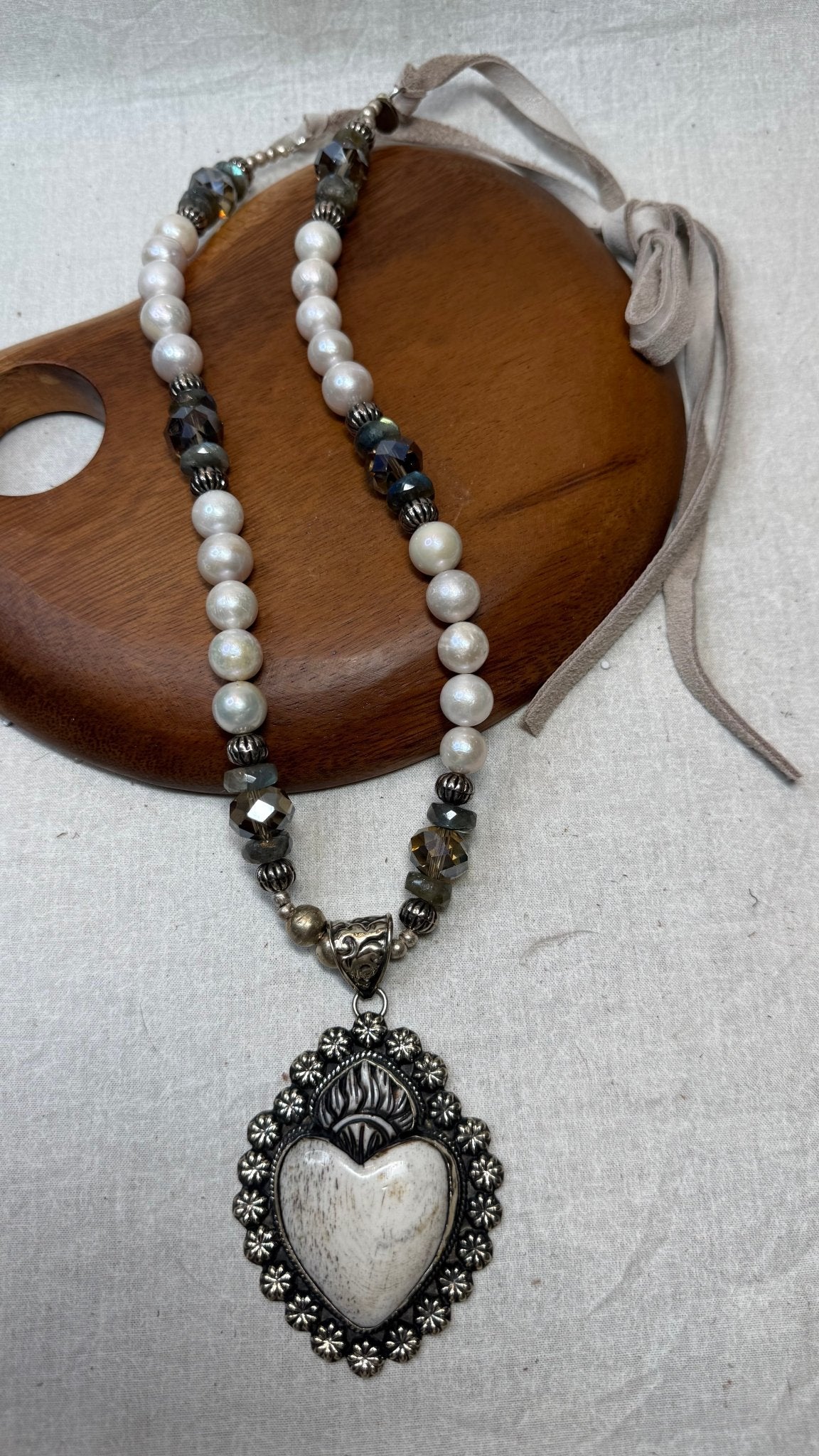 White Heart and Pearl Necklace - Vintage Vault Boutique