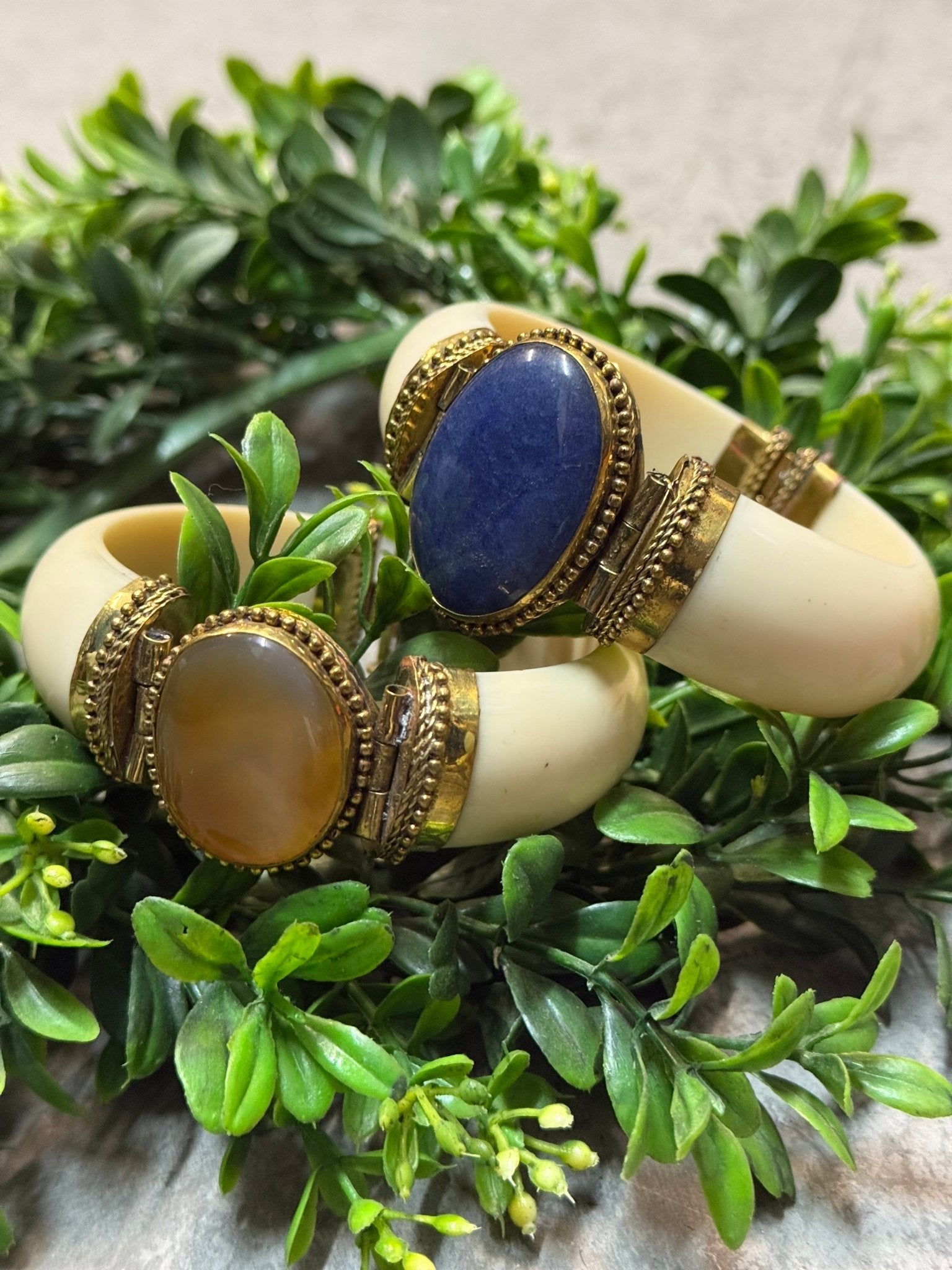 Hinged Oval Stone Bangle Bracelet - Vintage Vault Boutique