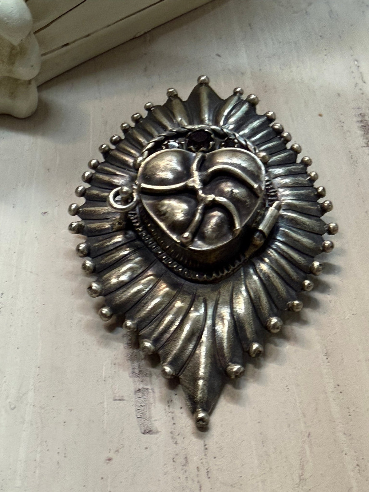 Silver Medallion Locket Pendent - Vintage Vault Boutique