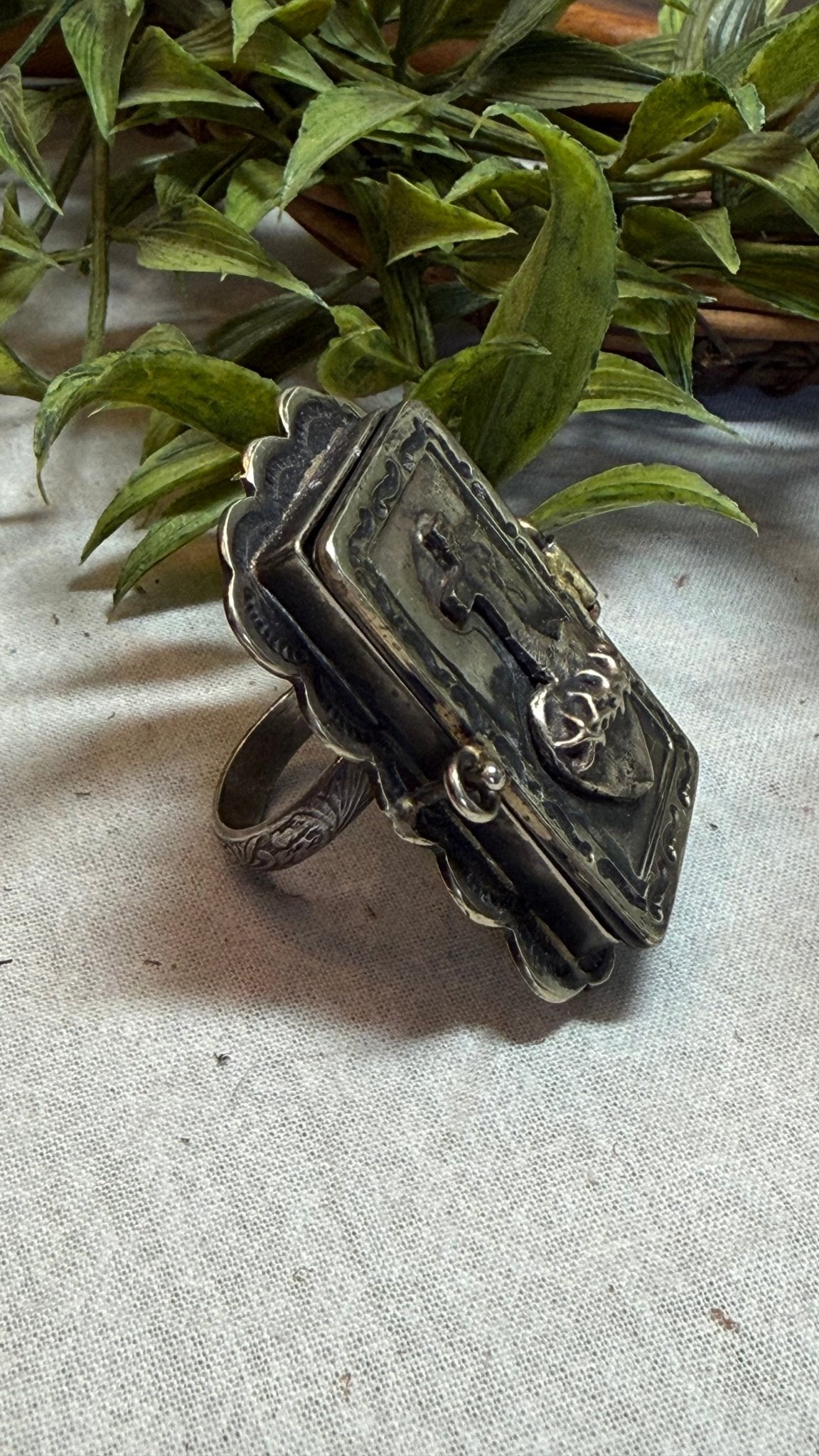 Milagro Locket Ring - Vintage Vault Boutique