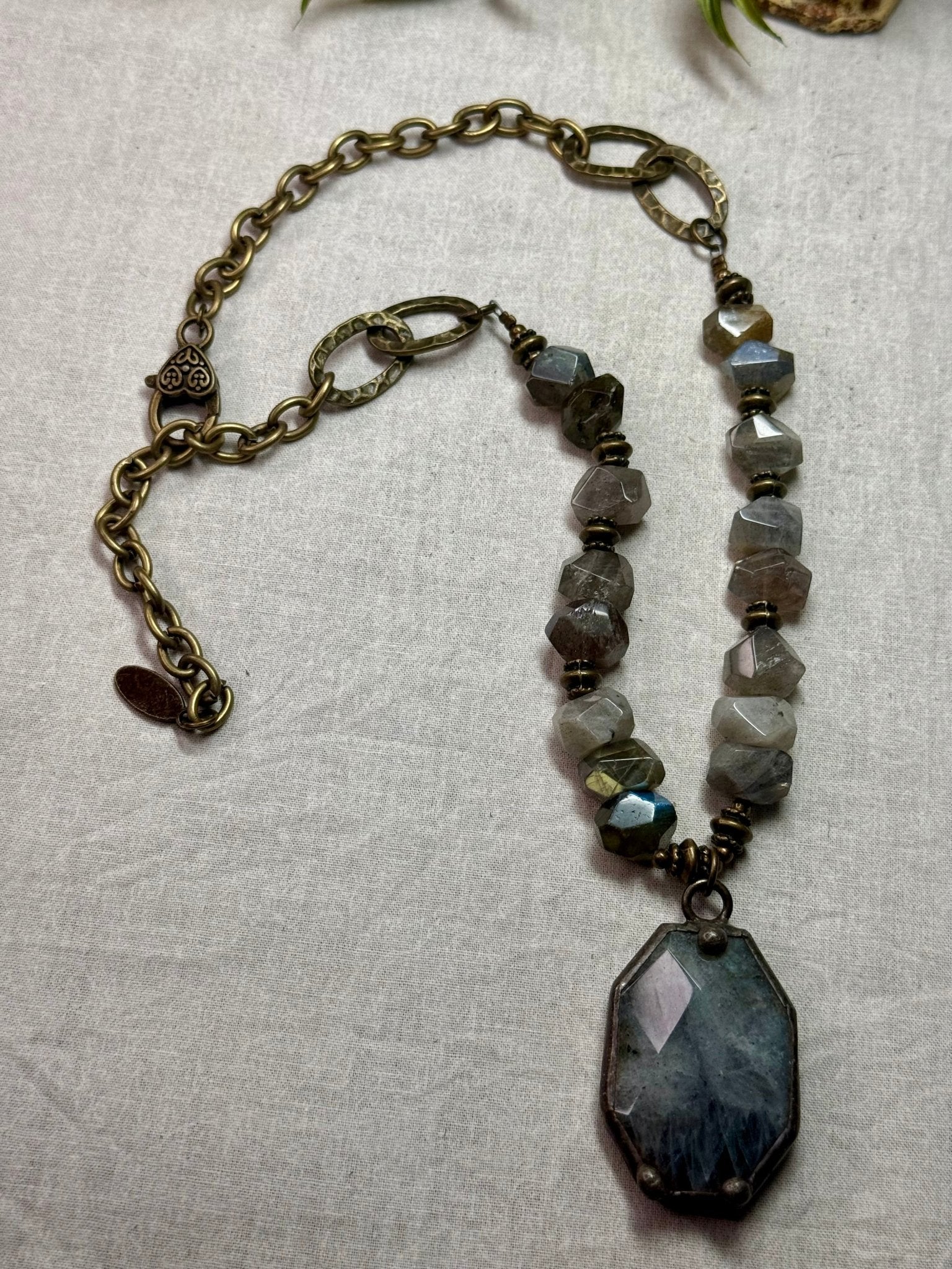 Labradorite Focal Necklace - Vintage Vault Boutique