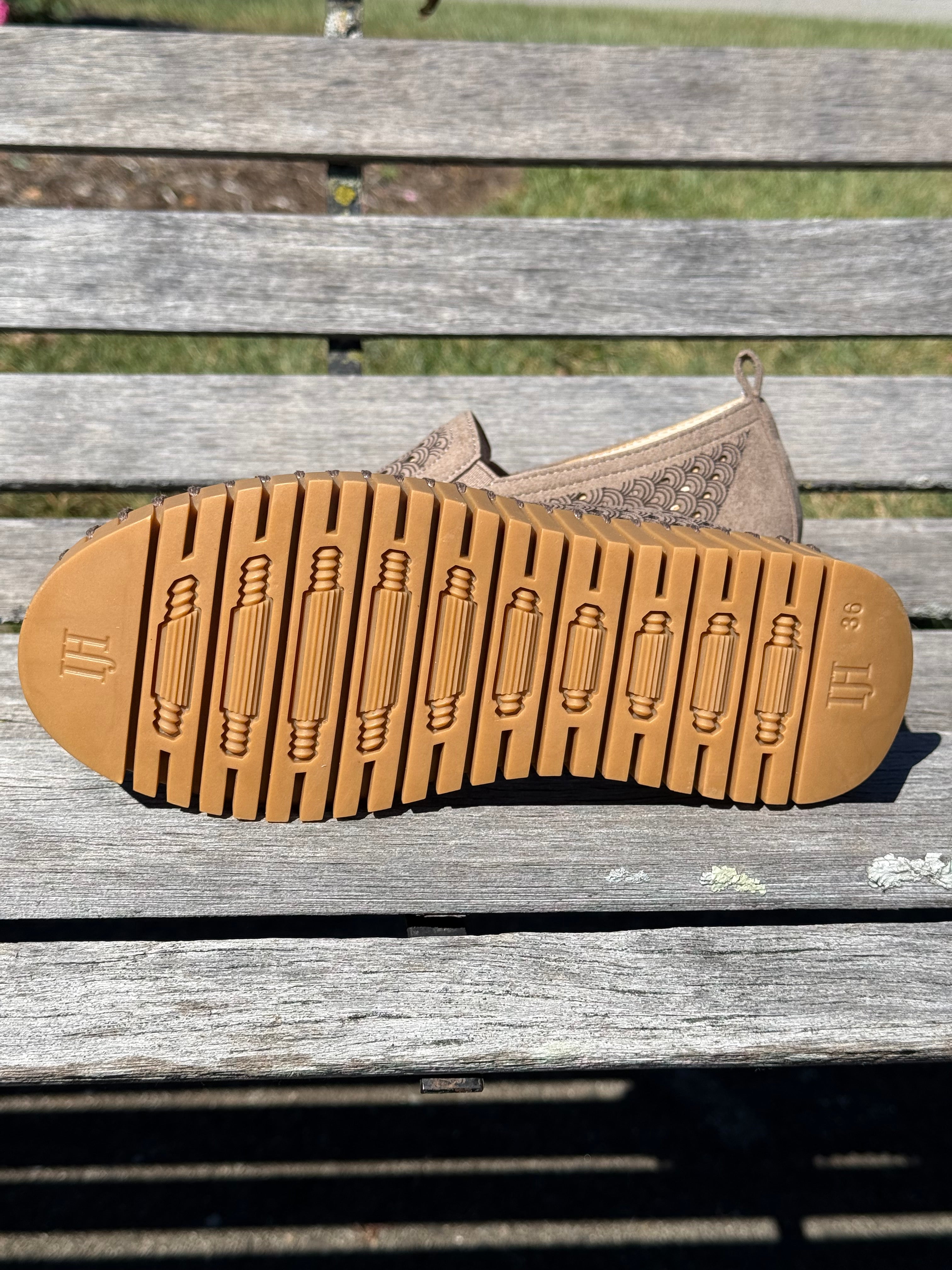 Tulip 4078 Wedge - Wheat