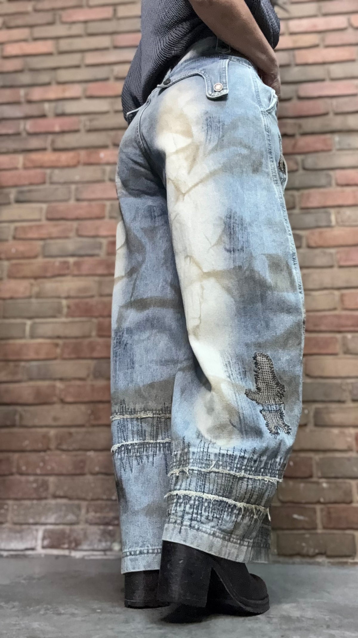 Distressed Denim Zipper Detail Jeans