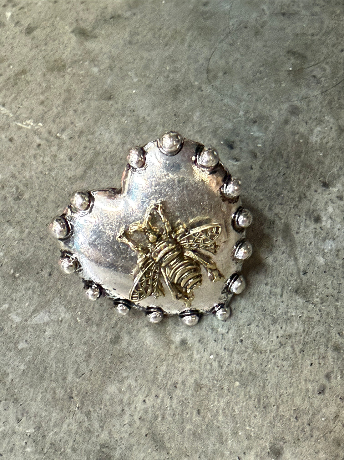 Queen Bee Stretch Heart Ring