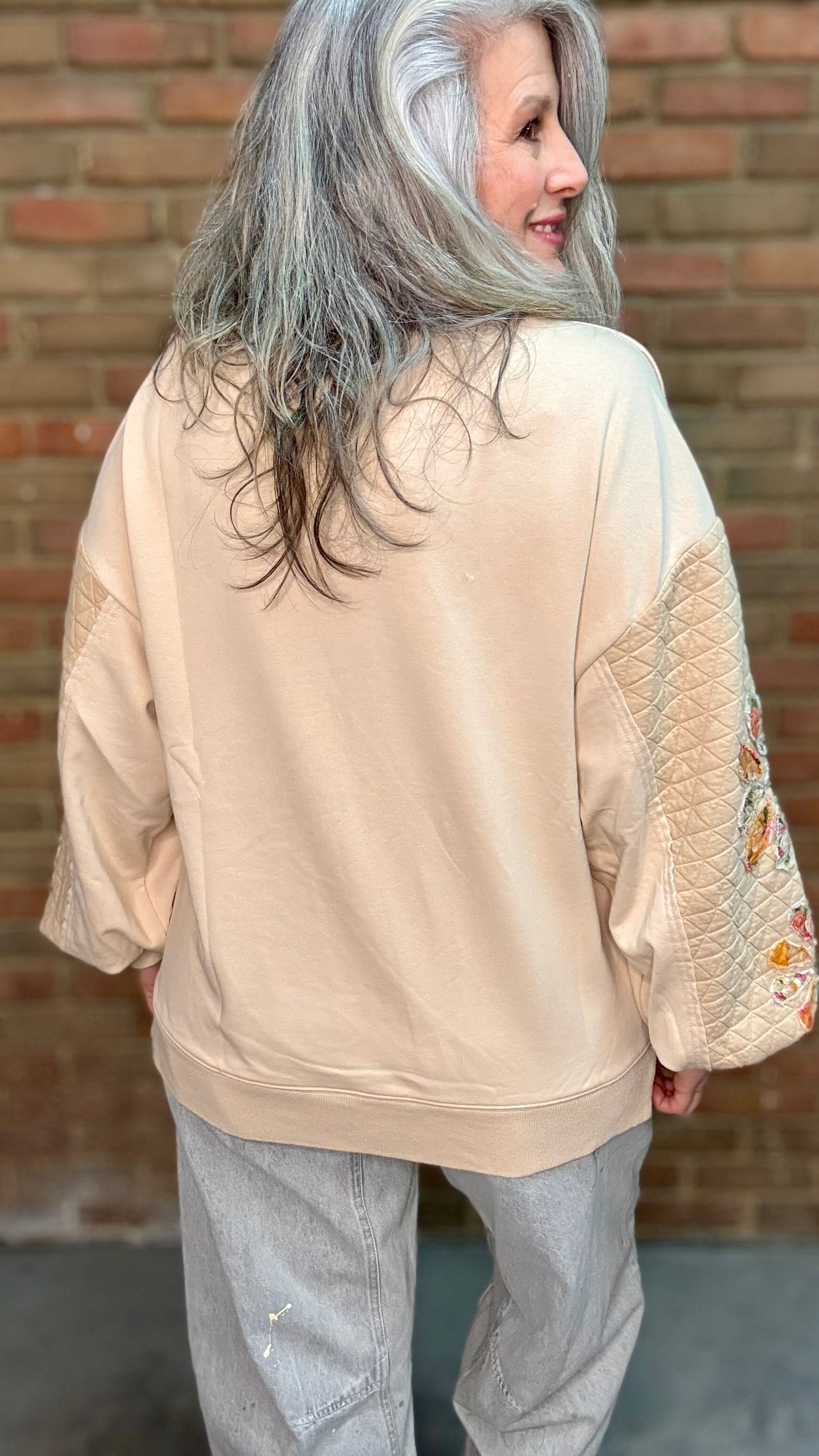 Woman wearing Quilted Sleeve Sweatshirt with Oyster Grey Big Pocket Jeans