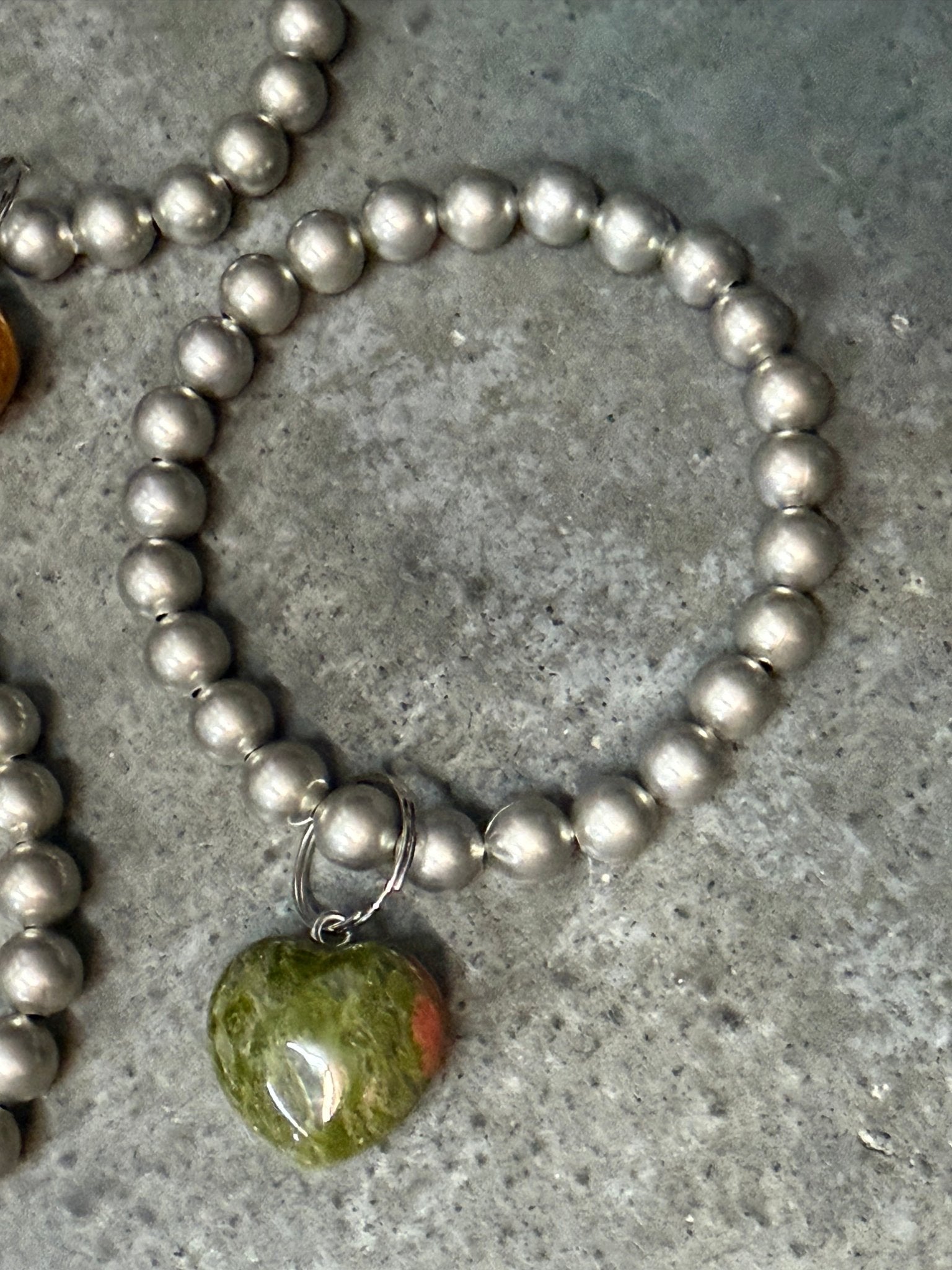 Stone Heart Stretch Bracelet - Vintage Vault Boutique