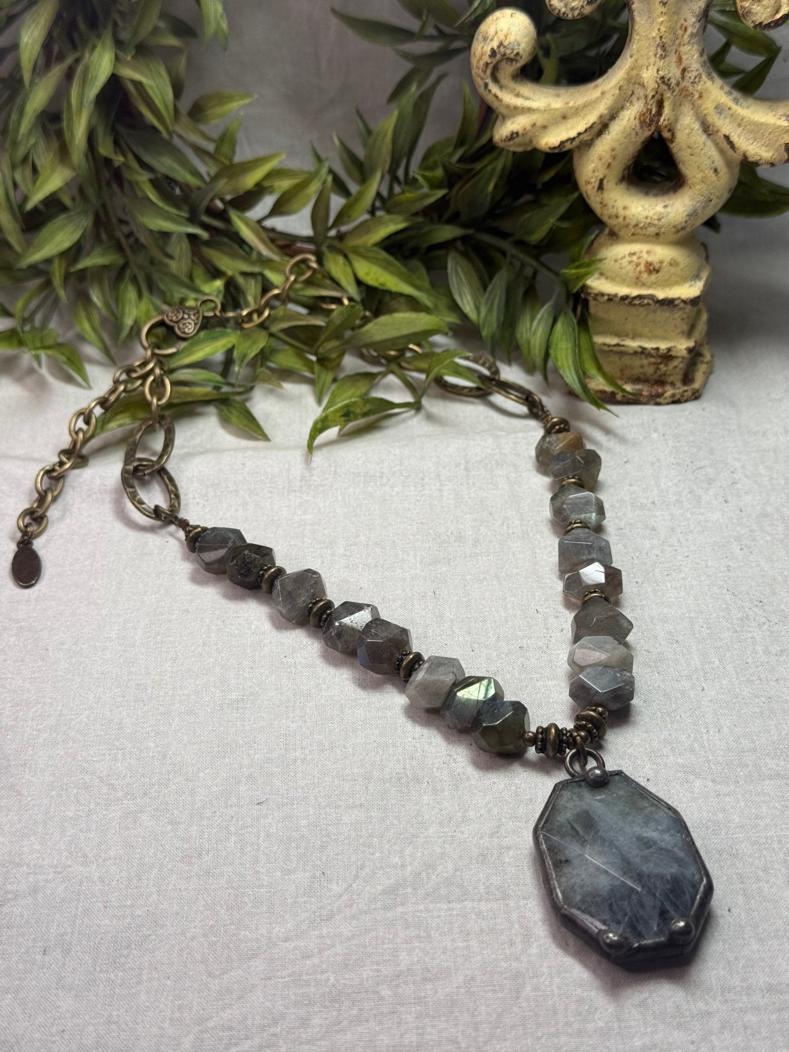 Labradorite Focal Necklace - Vintage Vault Boutique