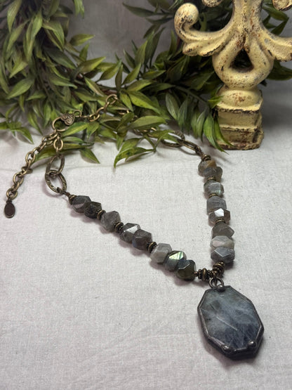Labradorite Focal Necklace - Vintage Vault Boutique