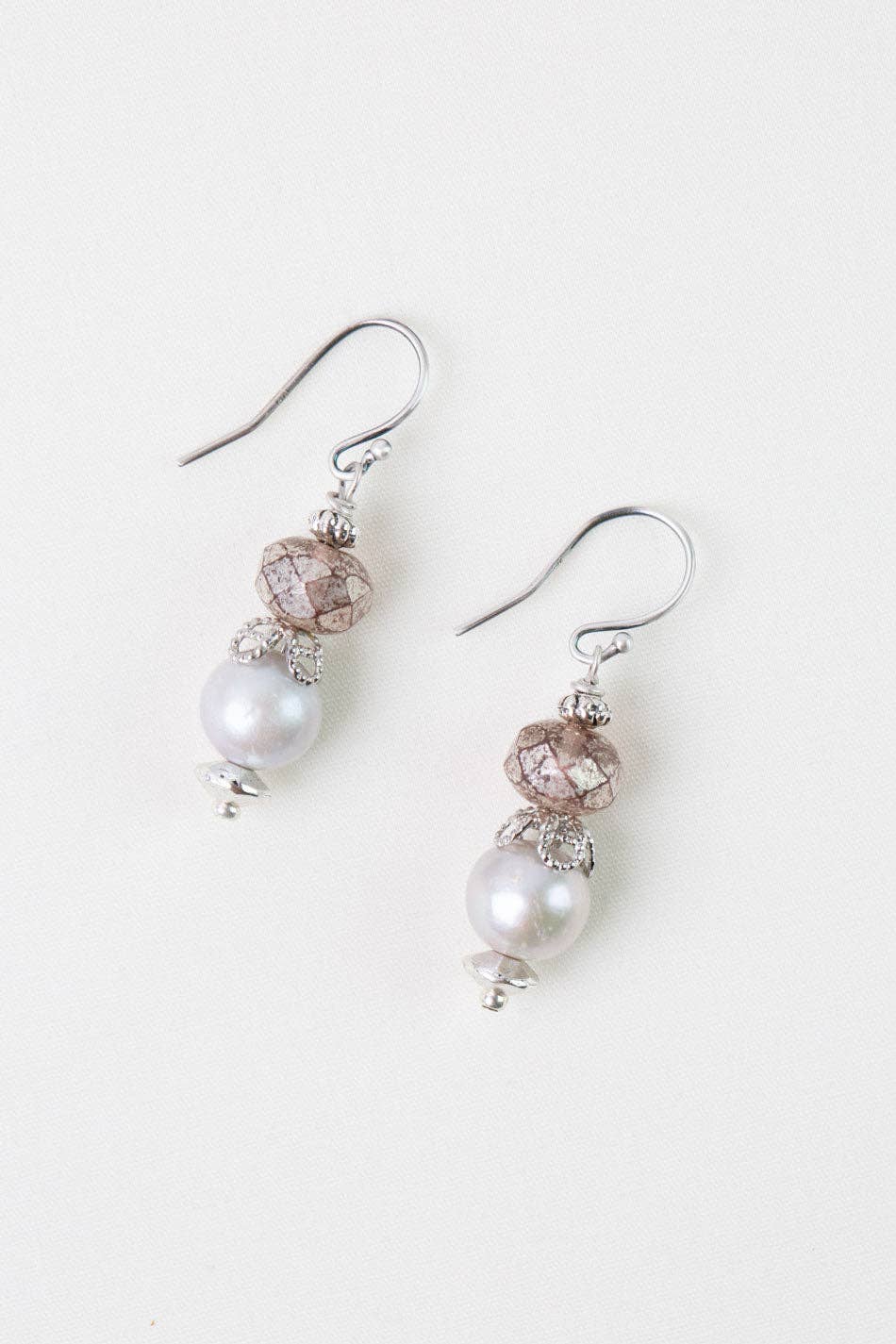 Blush Pearl Simple Earrings E067 - Vintage Vault Boutique