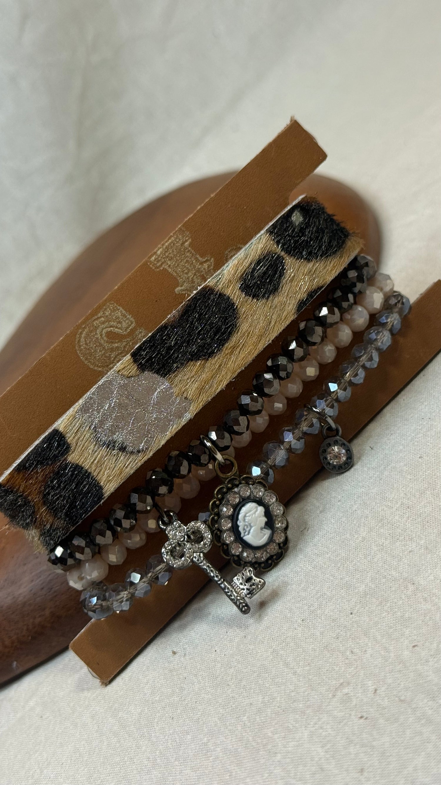 Small Cameo with Hide Stack