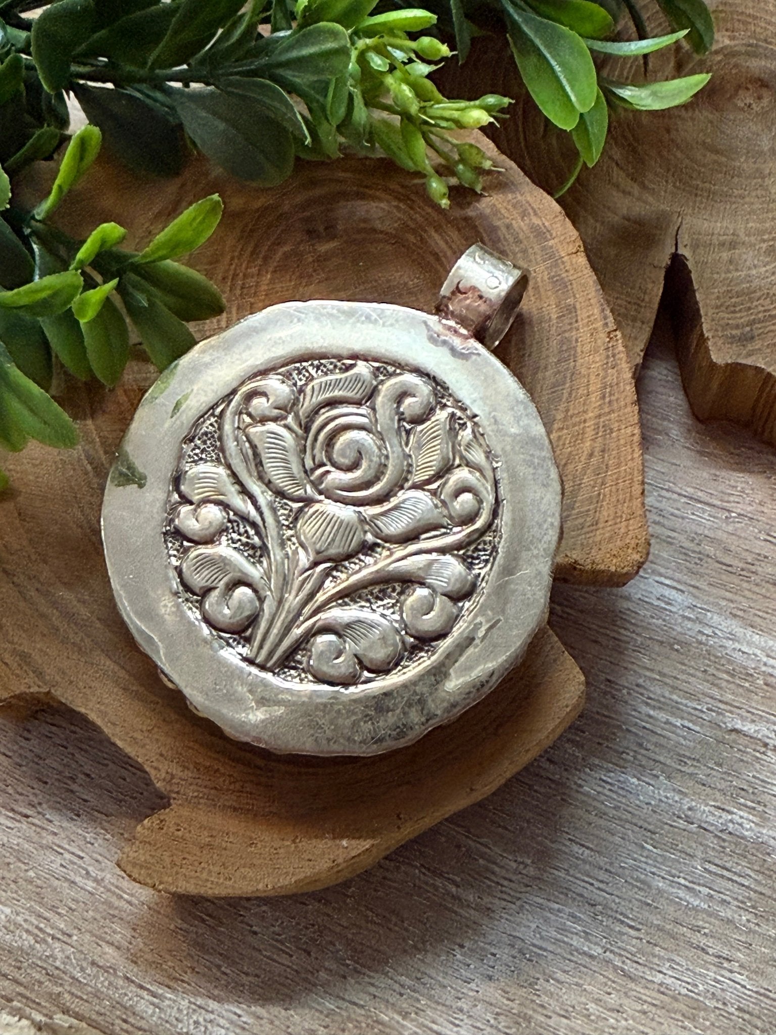 White Chrysanthemum Pendant - Vintage Vault Boutique