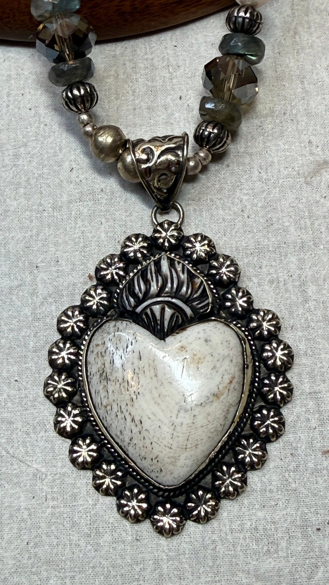 White Heart and Pearl Necklace - Vintage Vault Boutique