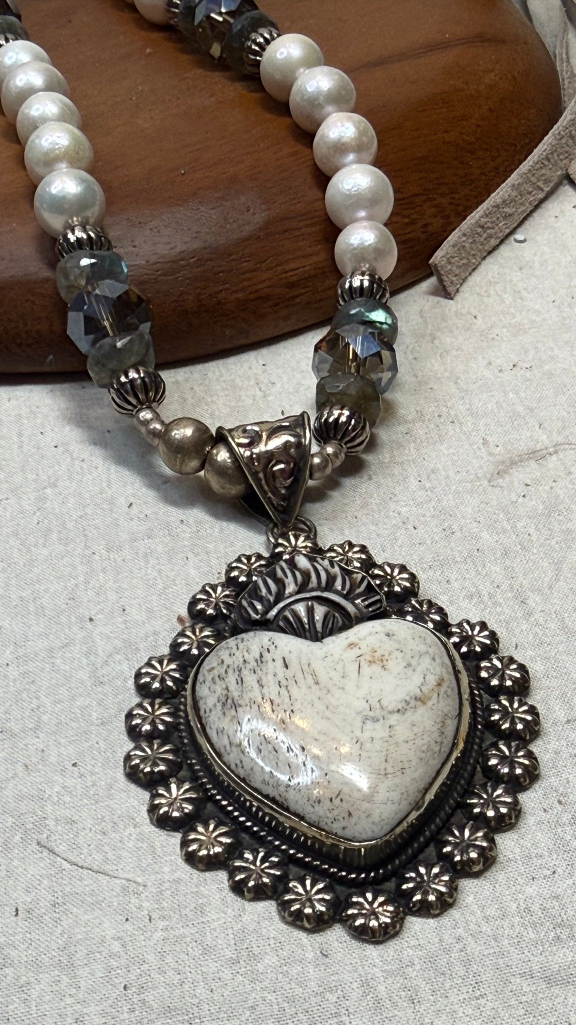 White Heart and Pearl Necklace - Vintage Vault Boutique