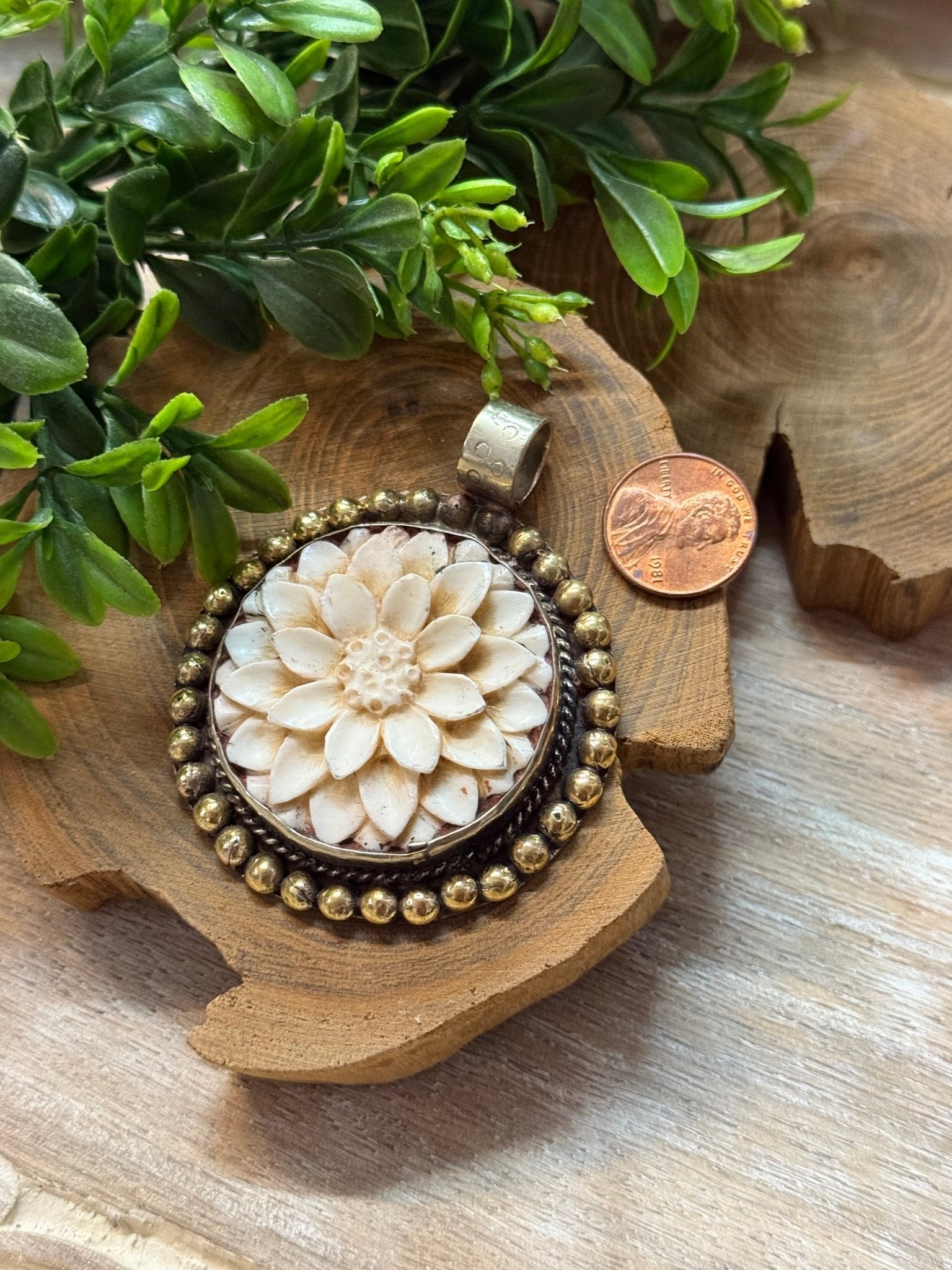 White Chrysanthemum Pendant - Vintage Vault Boutique