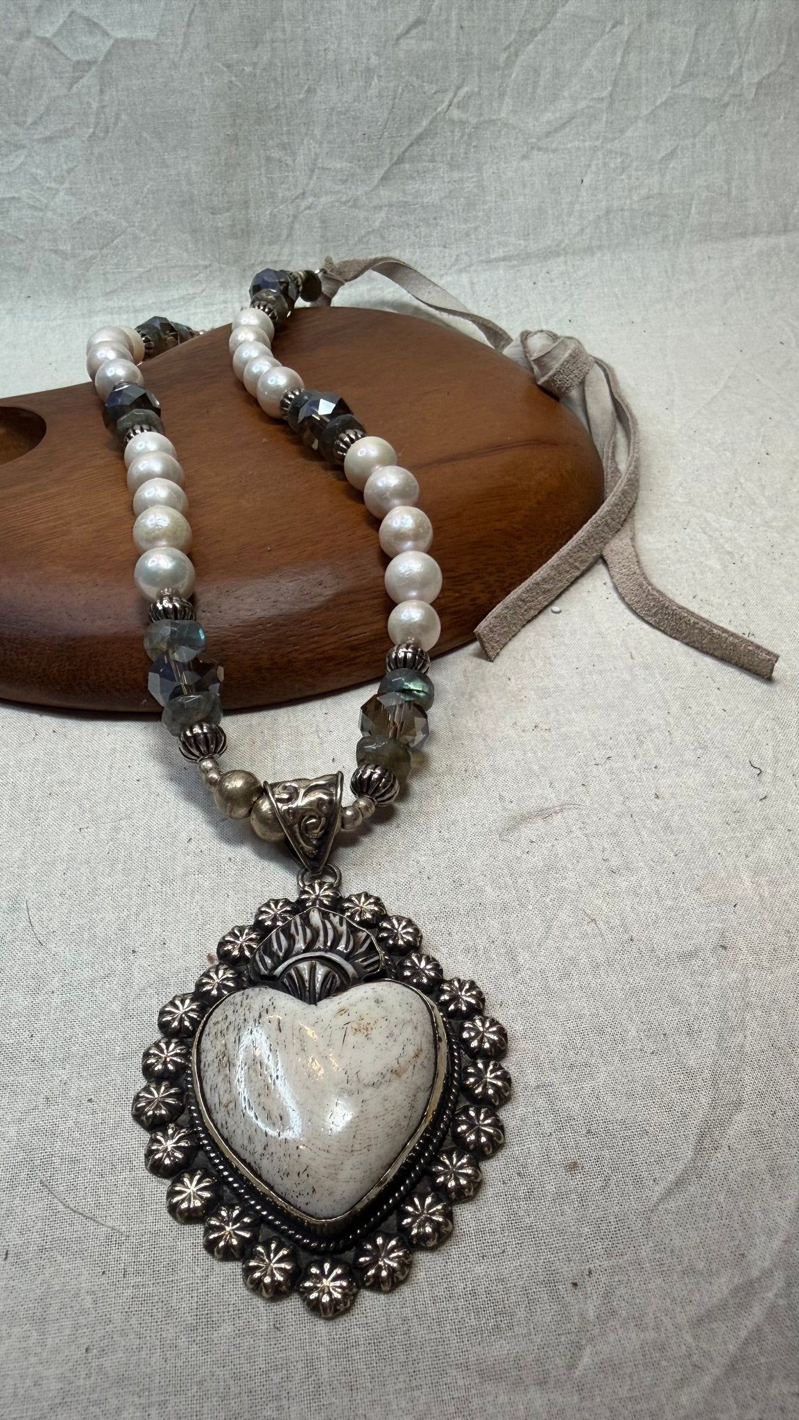 White Heart and Pearl Necklace - Vintage Vault Boutique