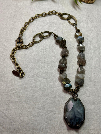Labradorite Focal Necklace - Vintage Vault Boutique