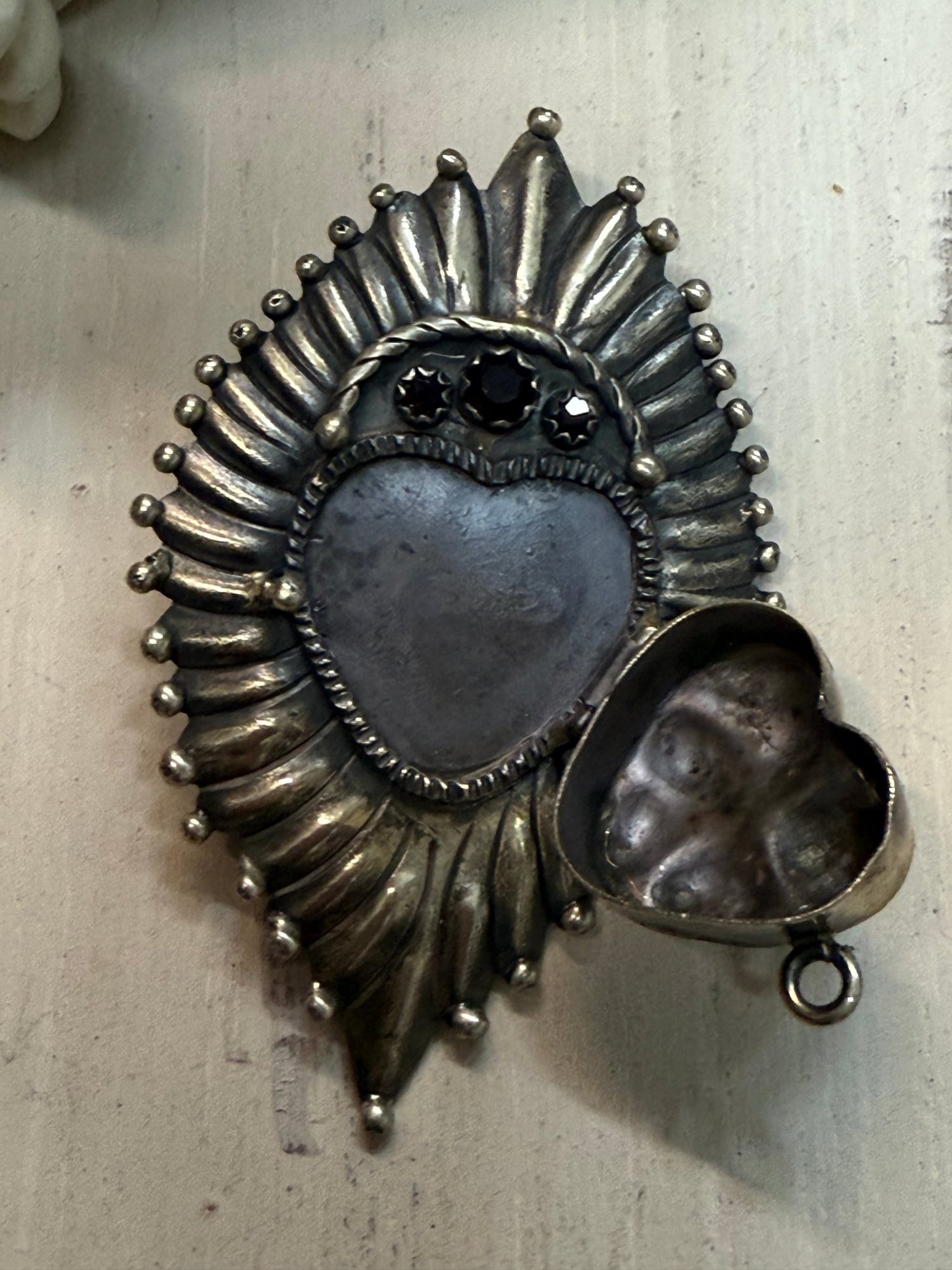 Silver Medallion Locket Pendent - Vintage Vault Boutique