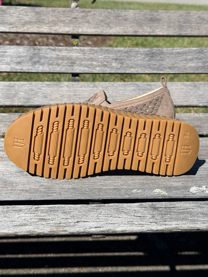 Tulip 4078 Wedge - Wheat