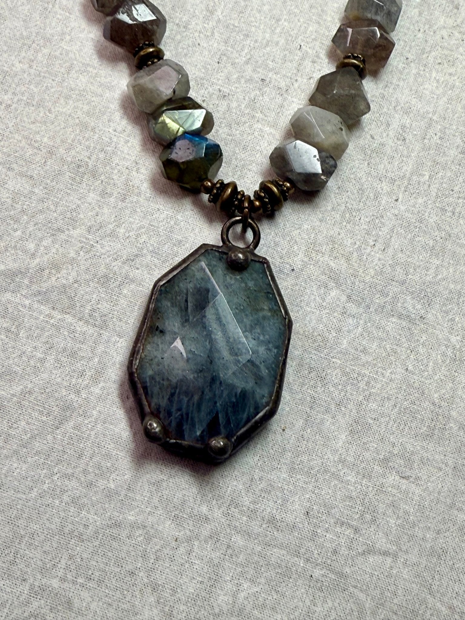 Labradorite Focal Necklace - Vintage Vault Boutique