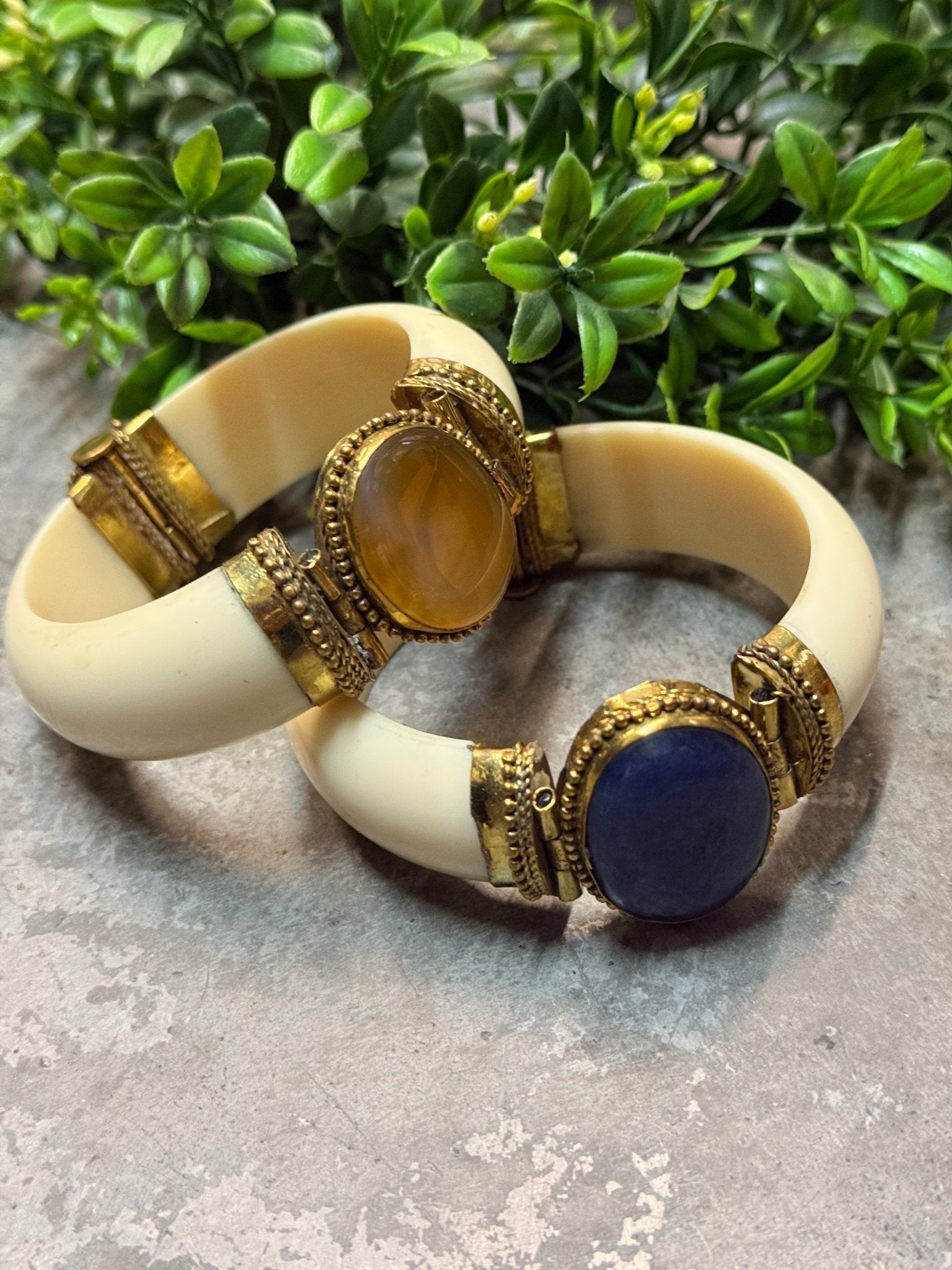 Hinged Oval Stone Bangle Bracelet - Vintage Vault Boutique