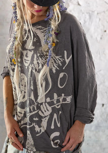 Front view of model wearing Neil Young Viggo T-shirt in the color ozzy.  
